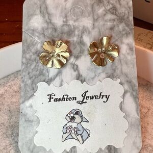 NWT Small Pair of Gold Flower Stud Earrings with Pink inner Stones